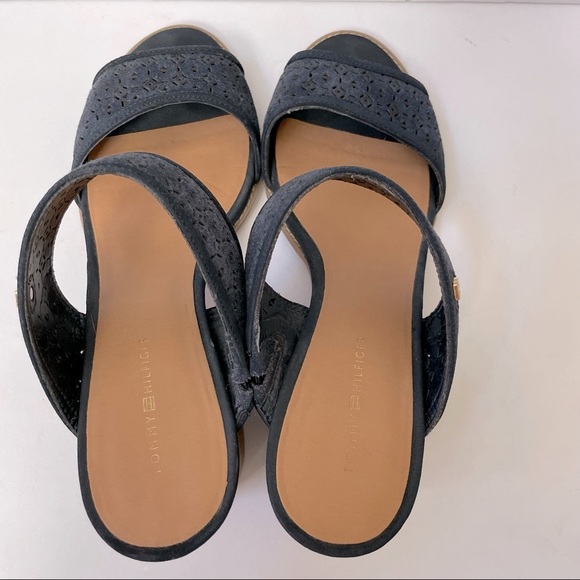 Tommy Hilfiger Women’s Blue Laser Cut Stacked Block Heeled Sandals 
Size 8.5 - Picture 10 of 12